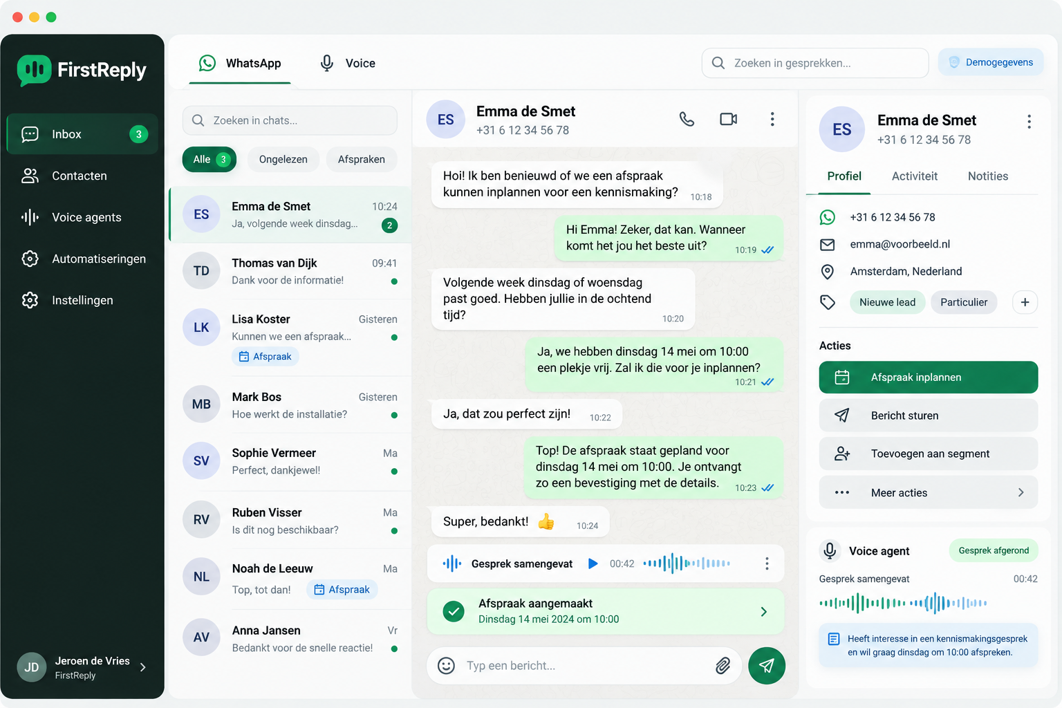 Ontwerp van de FirstReply-inbox met WhatsApp, contacten en voice agents